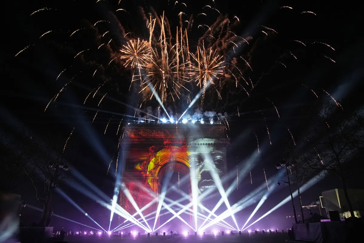 M&agrave;n ph&aacute;o hoa rực rỡ v&agrave; lễ hội &aacute;nh s&aacute;ng quy m&ocirc; lớn đ&oacute;n ch&agrave;o năm mới 2026 ở ch&acirc;u &Acirc;u - Ảnh 1.