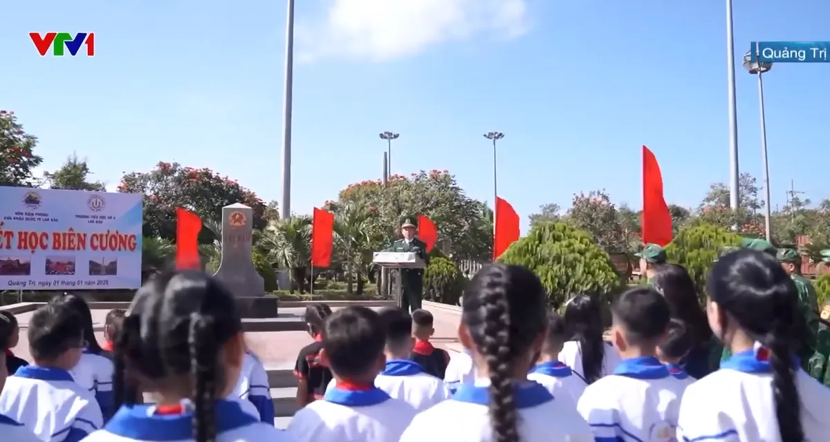 Buổi s&aacute;ng đầu ti&ecirc;n của năm mới 2026 tại v&ugrave;ng bi&ecirc;n Quảng Trị - Ảnh 1.