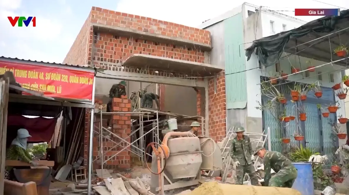 Kh&iacute; thế lao động khẩn trương tr&ecirc;n c&ocirc;ng trường Chiến dịch Quang Trung ng&agrave;y đầu năm mới - Ảnh 1.