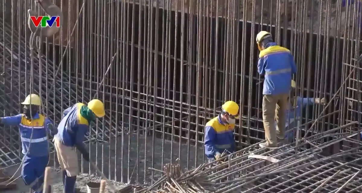 H&agrave;ng trăm c&ocirc;ng nh&acirc;n l&agrave;m việc xuy&ecirc;n Tết tr&ecirc;n c&ocirc;ng trường hồ Kẻ Gỗ - Ảnh 1.