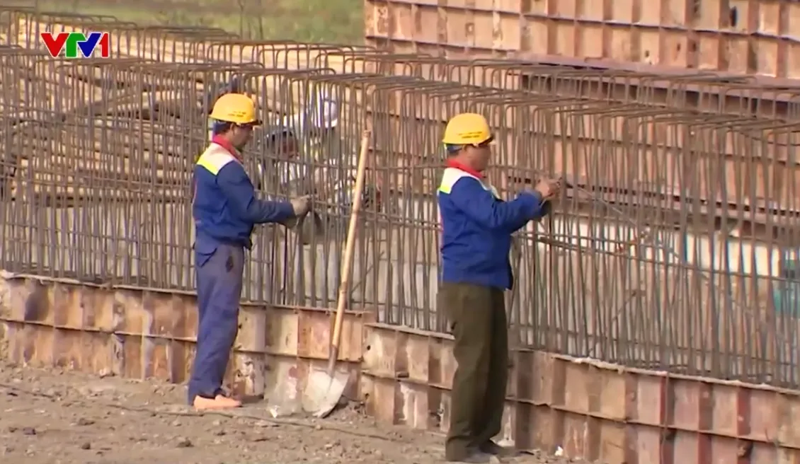 H&agrave;ng ngh&igrave;n c&ocirc;ng nh&acirc;n thi c&ocirc;ng 3 ca 4 k&iacute;p tr&ecirc;n c&ocirc;ng trường xuy&ecirc;n Tết Dương lịch - Ảnh 1.