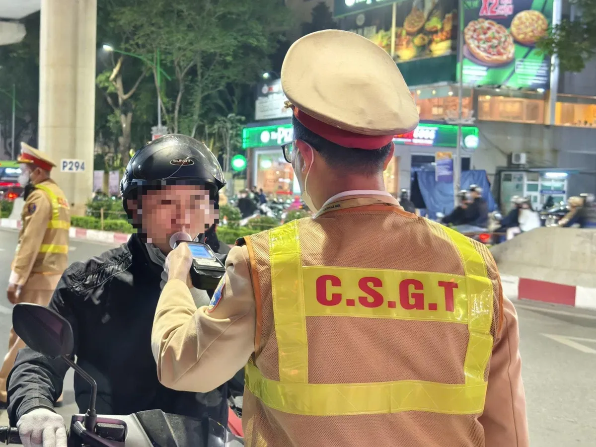 Hà Nội: 110 lái xe vi phạm nồng độ cồn đêm Giao thừa - Ảnh 1.