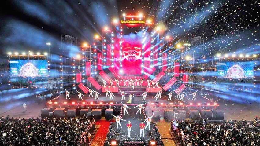 Người d&acirc;n cả nước h&acirc;n hoan đ&oacute;n ch&agrave;o năm mới 2026 - Ảnh 8.