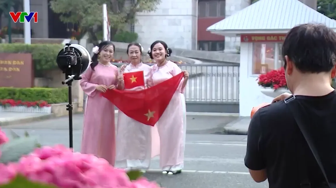 Gia đ&igrave;nh 3 thế hệ ở TP Hồ Ch&iacute; Minh c&ugrave;ng nhau đ&oacute;n năm mới tại Thủ đ&ocirc; - Ảnh 1.