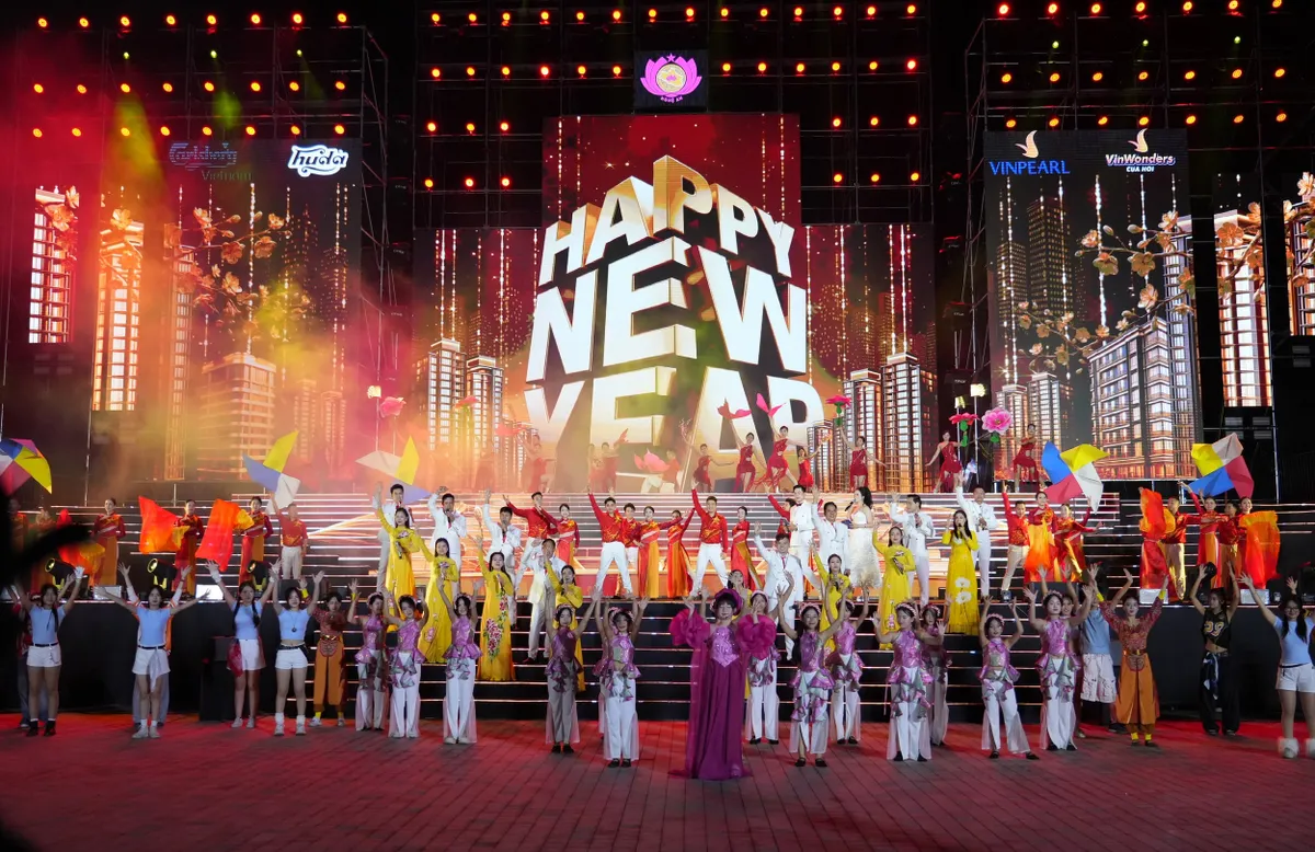 Người d&acirc;n cả nước h&acirc;n hoan đ&oacute;n ch&agrave;o năm mới 2026 - Ảnh 6.