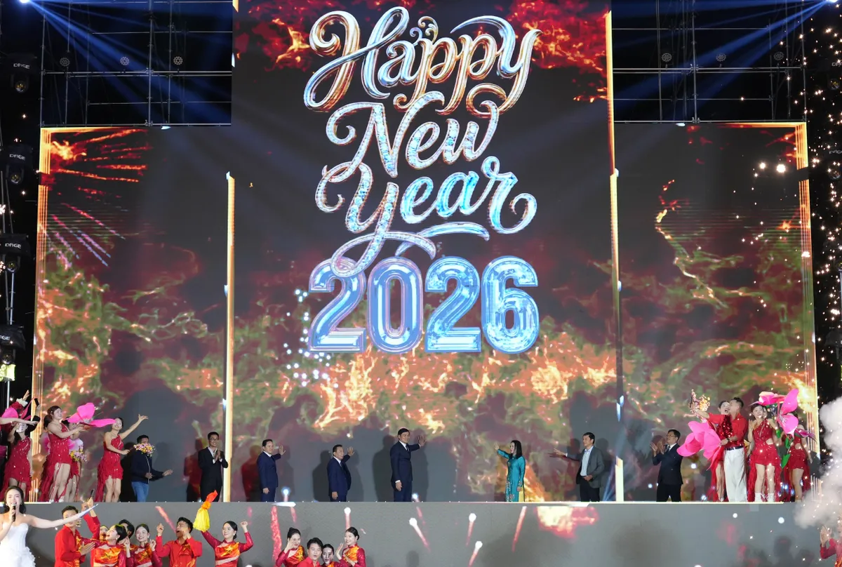 Người d&acirc;n cả nước h&acirc;n hoan đ&oacute;n ch&agrave;o năm mới 2026 - Ảnh 7.