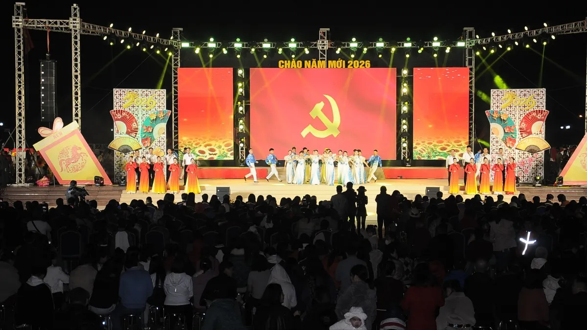 Người d&acirc;n cả nước h&acirc;n hoan đ&oacute;n ch&agrave;o năm mới 2026 - Ảnh 5.