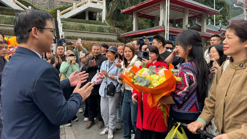 Tưng bừng kh&ocirc;ng kh&iacute; đ&oacute;n năm mới tại c&aacute;c địa phương - Ảnh 2.