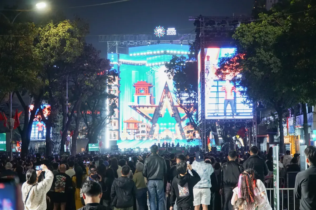 Người d&acirc;n H&agrave; Nội h&aacute;o hức ch&agrave;o đ&oacute;n năm mới 2026- Ảnh 1.