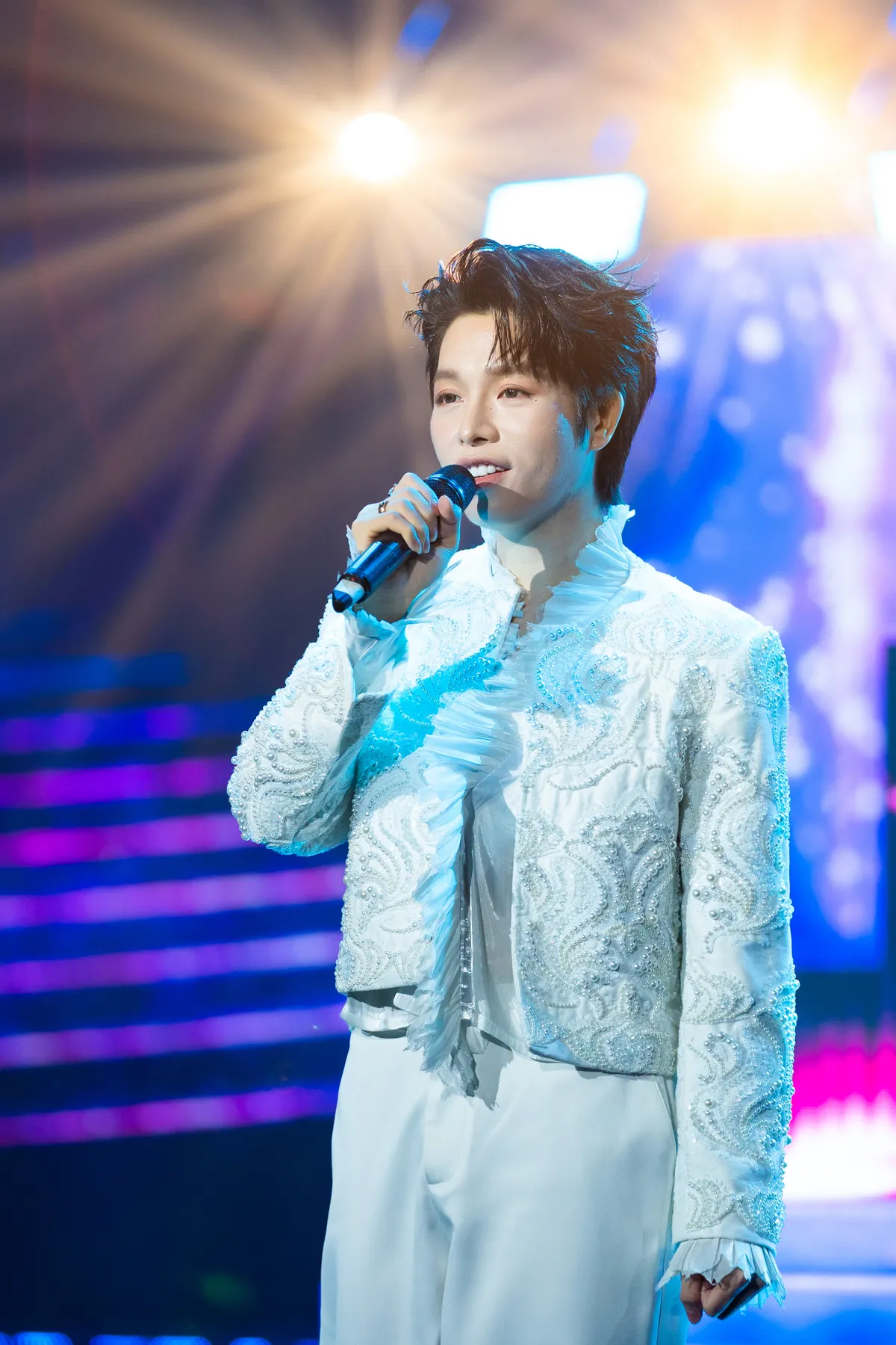 Đức Ph&uacute;c "n&ecirc;n duy&ecirc;n" c&ugrave;ng sao phim C&aacute;ch em 1 milimet - Ảnh 1.