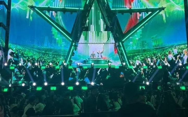 Lễ hội Countdown là sự kiện văn hoá giải trí quy mô lớn được tổ chức hàng năm tại Quảng trường Đông Kinh Nghĩa Thục, nơi hàng ngàn người cùng nhau đếm ngược chào đón năm mới.