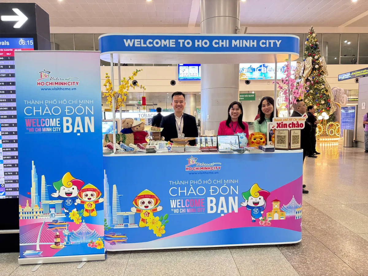 TP Hồ Ch&iacute; Minh ch&agrave;o đ&oacute;n những vị kh&aacute;ch đầu ti&ecirc;n năm 2026- Ảnh 3.