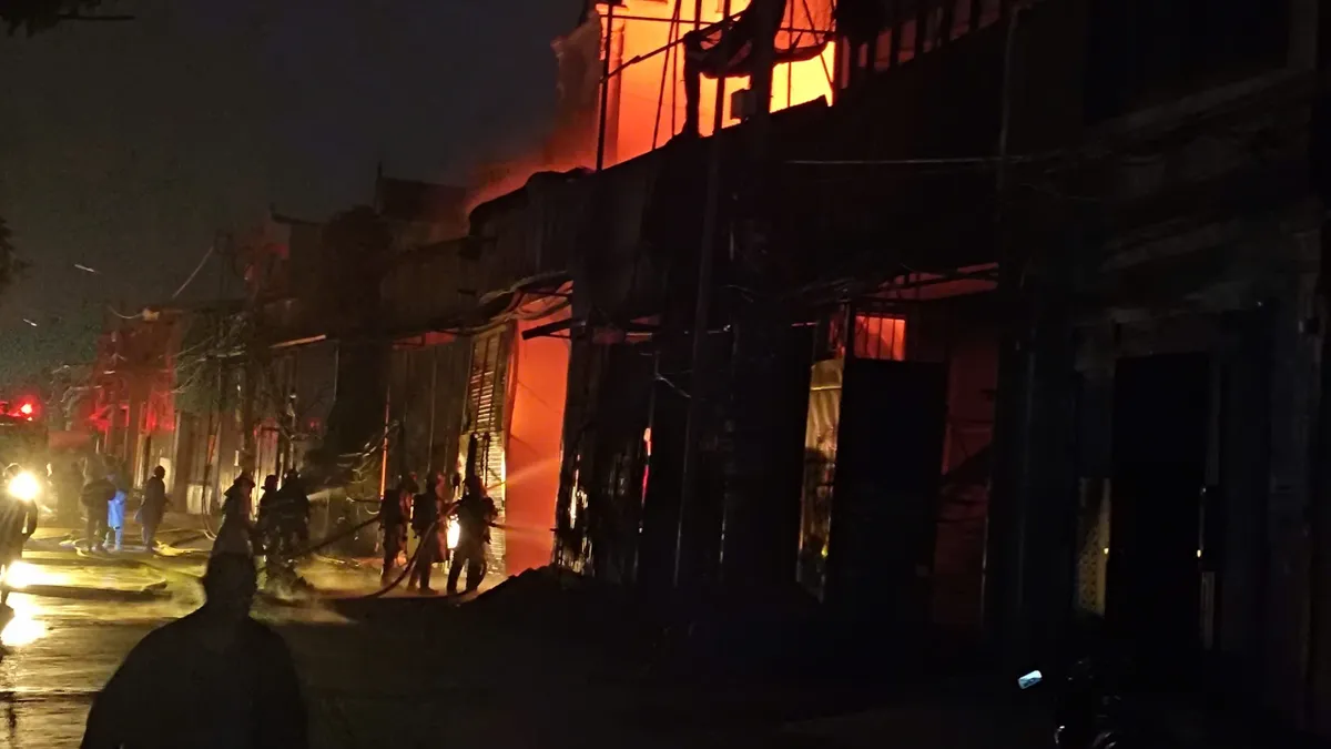 Hà Nội: Cháy xưởng sản xuất tranh ngày đầu năm- Ảnh 4. Hà Nội: Cháy xưởng sản xuất tranh ngày đầu năm- Ảnh 4.