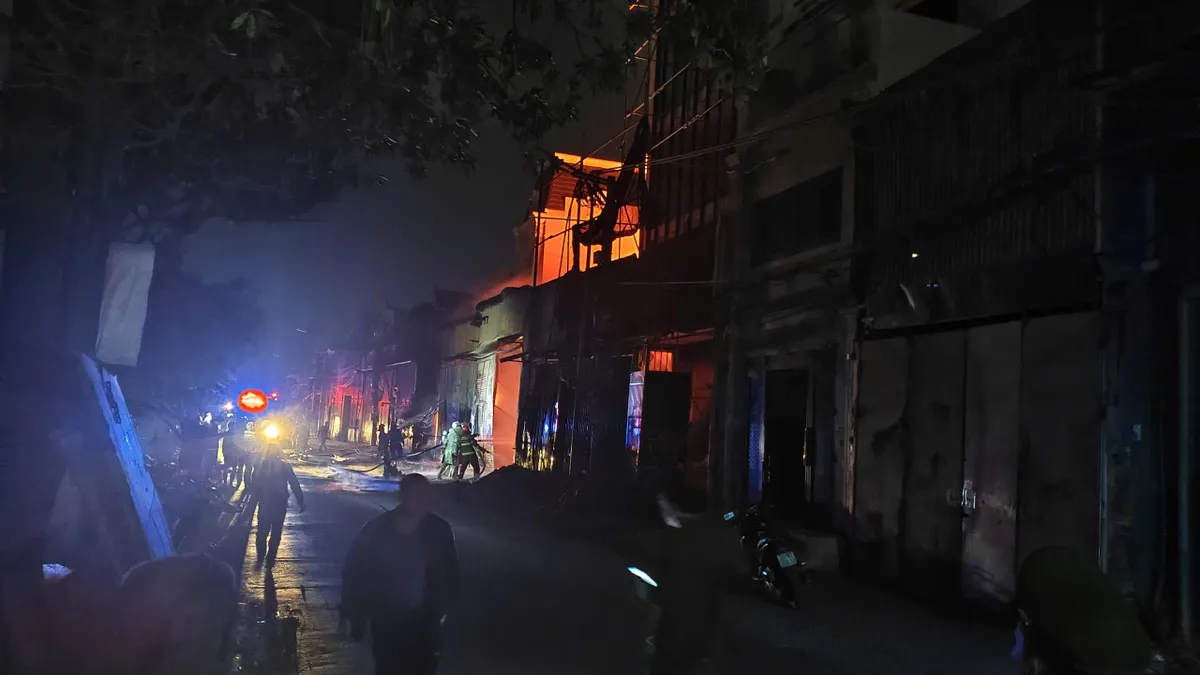 Hà Nội: Cháy xưởng sản xuất tranh ngày đầu năm- Ảnh 1. Hà Nội: Cháy xưởng sản xuất tranh ngày đầu năm- Ảnh 1.