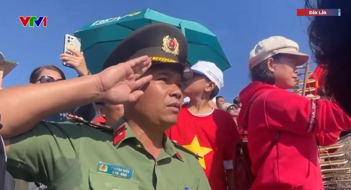 Thiêng liêng Lễ chào cờ đầu năm mới 2026 tại Mũi Điện (Đắk Lắk) - Ảnh 2.