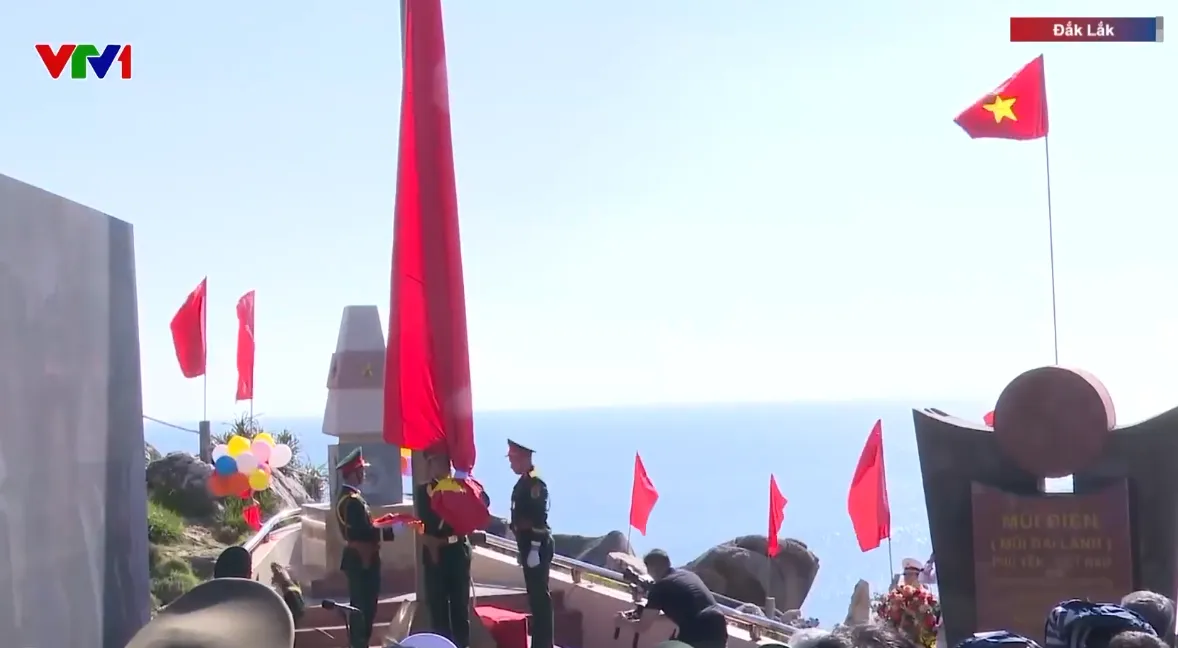 Thiêng liêng Lễ chào cờ đầu năm mới 2026 tại Mũi Điện (Đắk Lắk) - Ảnh 1.