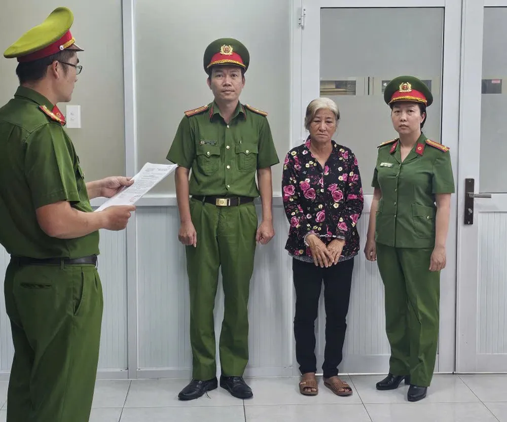 Bắt giam người phụ nữ cho đổ tr&aacute;i ph&eacute;p hơn 257 tấn chất thải g&acirc;y &ocirc; nhiễm m&ocirc;i trường - Ảnh 1.