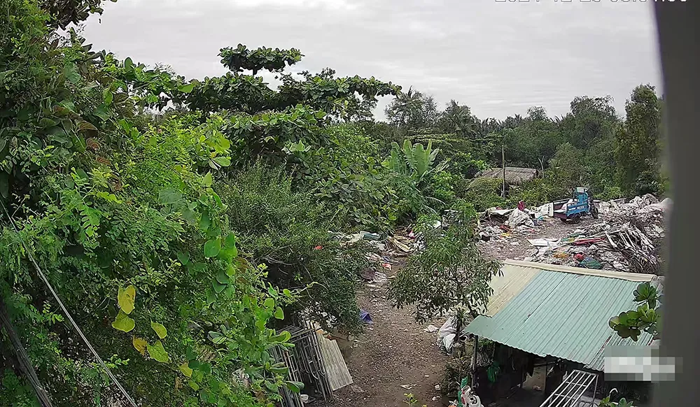 Bắt giam người phụ nữ cho đổ tr&aacute;i ph&eacute;p hơn 257 tấn chất thải g&acirc;y &ocirc; nhiễm m&ocirc;i trường - Ảnh 2.