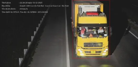 Camera A.I phát hiện hơn 60 trường hợp vượt đèn đỏ trong ngày đầu năm 2026 - Ảnh 1.