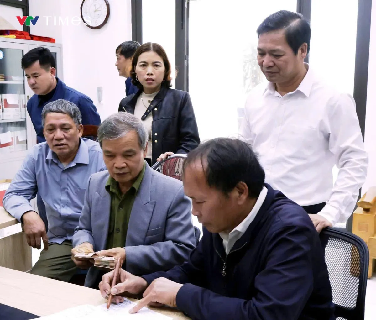 Người d&acirc;n Ph&uacute; Thọ vui mừng nhận qu&agrave; của Đảng v&agrave; Nh&agrave; nước trong ng&agrave;y cuối năm - Ảnh 2.