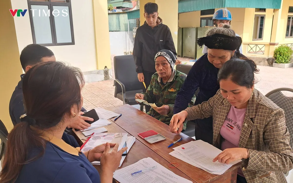 Dù là ngày nghỉ lễ Tết Dương lịch, nhưng các địa phương vẫn tổ chức trao tiền quà tặng của Đảng, Nhà nước cho nhân dân, nhân dịp chào mừng Đại Hội Đảng toàn quốc lần thứ XIV. Ảnh Ngọc Quân