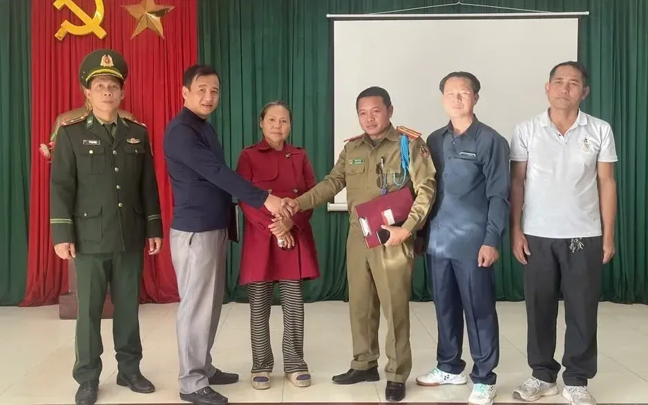 Công an tỉnh Sạ Vẳn Na Khệt bàn giao Nguyễn Thị Bé cho Công an tỉnh Quảng Trị.