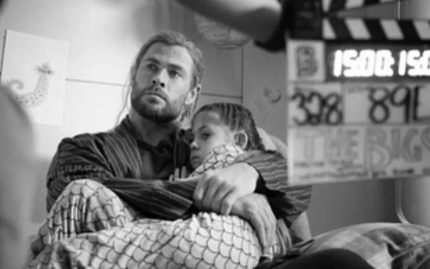 Chris Hemsworth và con gái trong một cảnh quay phim Thor: Love and Thunder (Ảnh: Instagram)