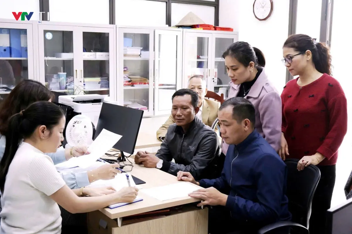 Người d&acirc;n Ph&uacute; Thọ vui mừng nhận qu&agrave; của Đảng v&agrave; Nh&agrave; nước trong ng&agrave;y cuối năm - Ảnh 3.