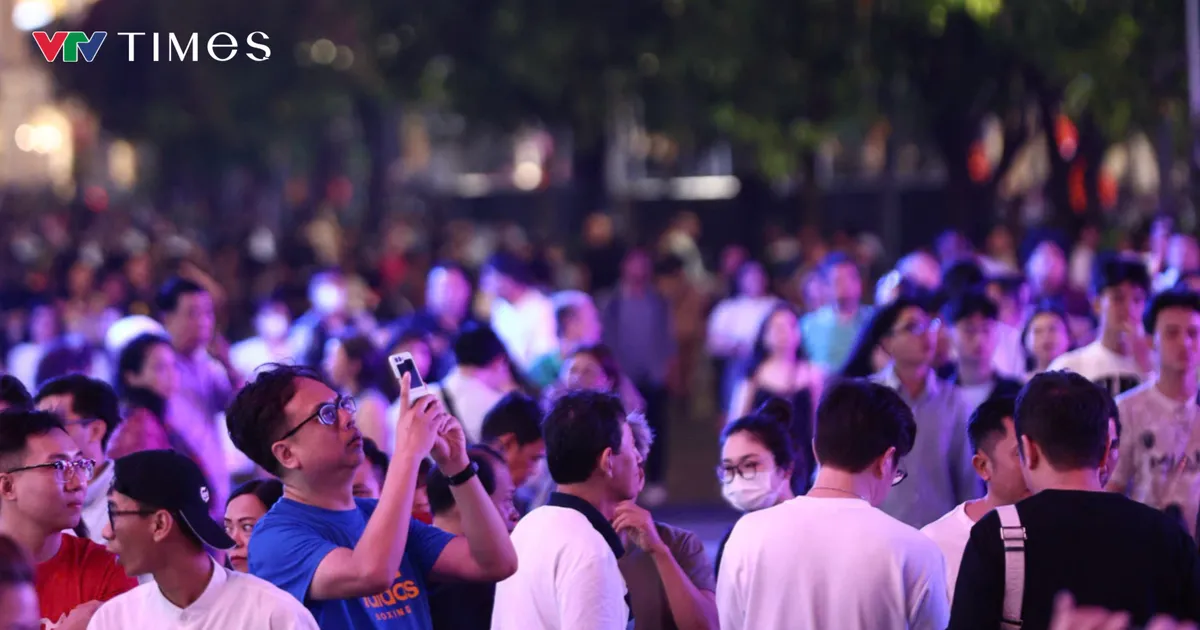 Người d&acirc;n cả nước h&acirc;n hoan đ&oacute;n ch&agrave;o năm mới 2026 - Ảnh 4.