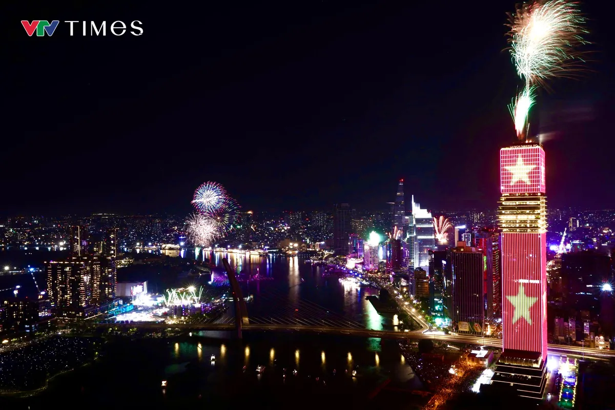 Người d&acirc;n cả nước h&acirc;n hoan đ&oacute;n ch&agrave;o năm mới 2026 - Ảnh 3.