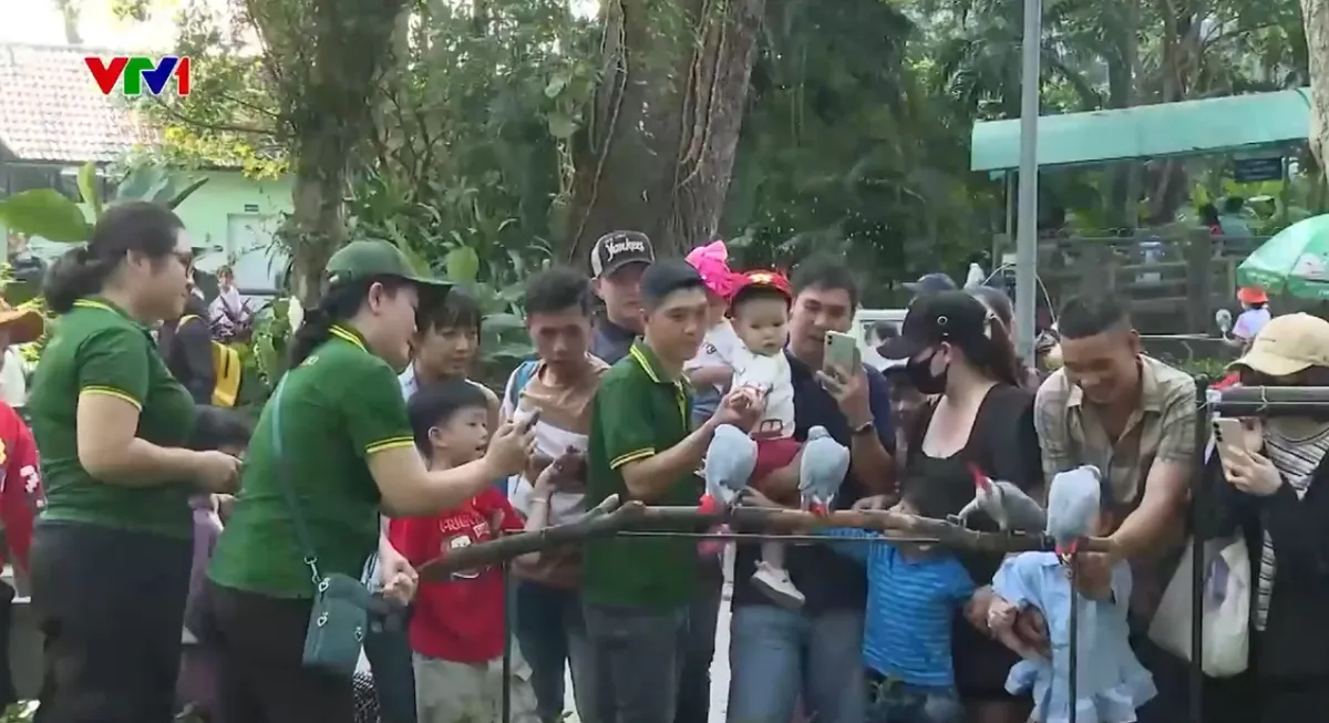 Các điểm vui chơi ở TP Hồ Chí Minh nhộn nhịp ngày đầu năm mới - Ảnh 1.