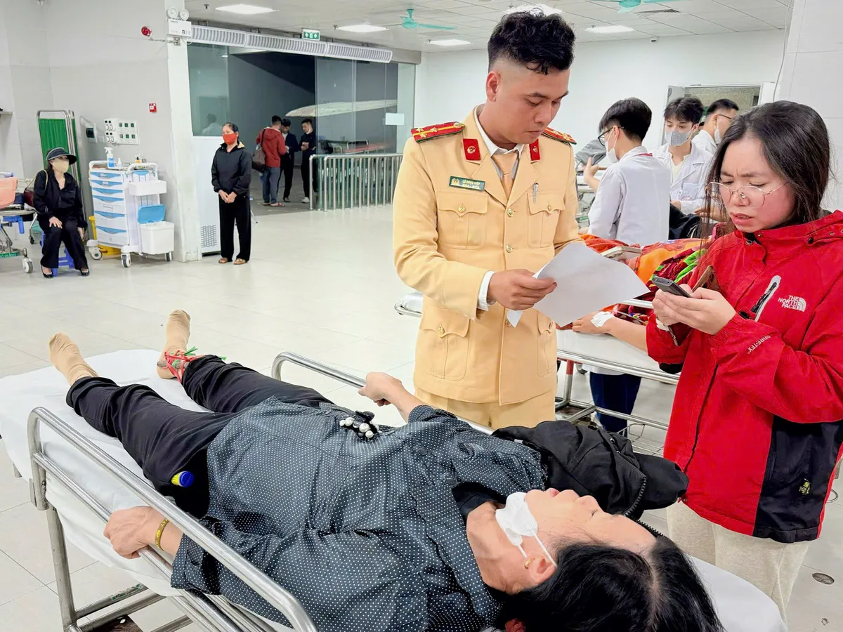 CSGT H&agrave; Nội đưa người d&acirc;n bị tai nạn đi cấp cứu trong thời khắc giao thừa 2026- Ảnh 1.