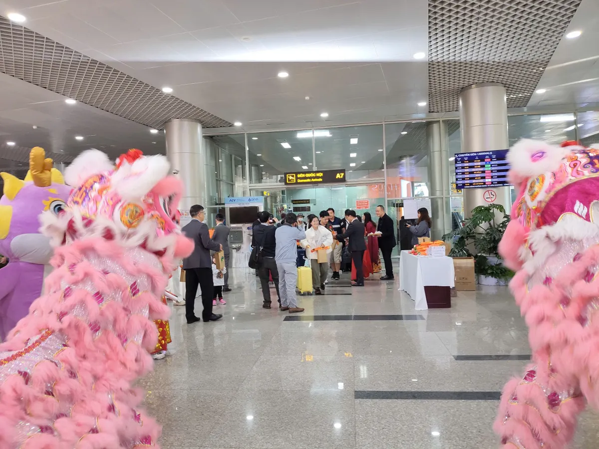 L&acirc;m Đồng ch&agrave;o đ&oacute;n 250 du kh&aacute;ch đầu ti&ecirc;n năm 2026 - Ảnh 1.