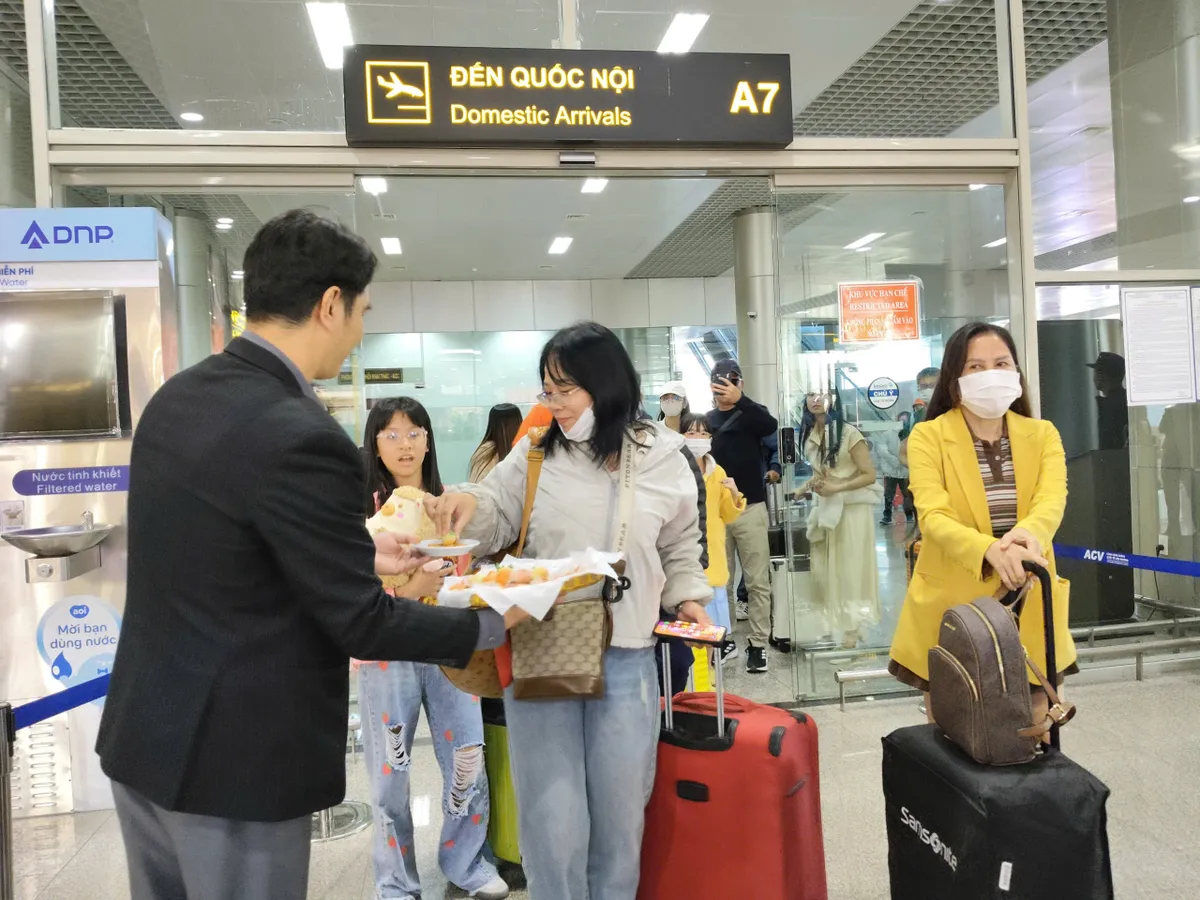 L&acirc;m Đồng ch&agrave;o đ&oacute;n 250 du kh&aacute;ch đầu ti&ecirc;n năm 2026 - Ảnh 3.