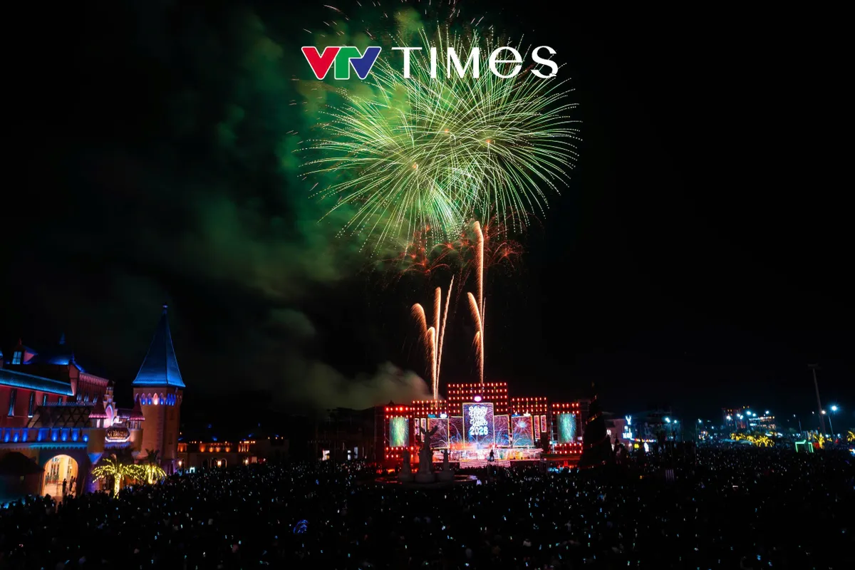 M&atilde;n nh&atilde;n với m&agrave;n ph&aacute;o hoa ch&agrave;o đ&oacute;n năm mới tại Nghệ An - Ảnh 1.