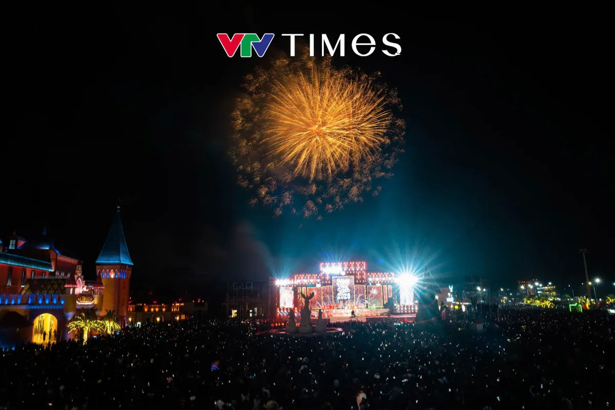 M&atilde;n nh&atilde;n với m&agrave;n ph&aacute;o hoa ch&agrave;o đ&oacute;n năm mới tại Nghệ An - Ảnh 2.