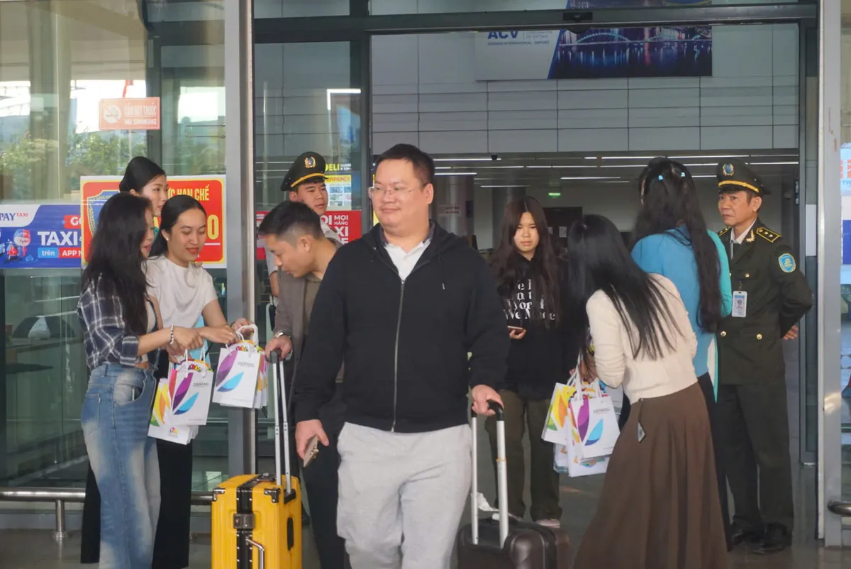 Du lịch Đ&agrave; Nẵng rộn r&agrave;ng đ&oacute;n những vị kh&aacute;ch đầu ti&ecirc;n của năm 2026- Ảnh 4.