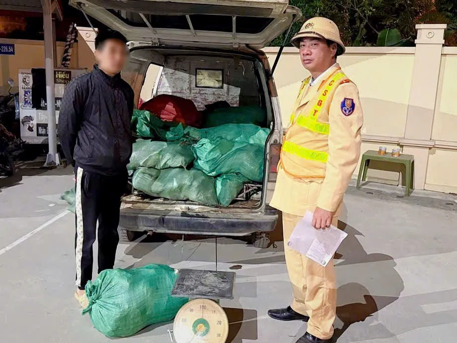 H&agrave; Nội: Kiểm so&aacute;t nồng độ cồn, CSGT ph&aacute;t hiện gần 1 tấn ch&acirc;n g&agrave; "bẩn" đang v&agrave;o nội th&agrave;nh - Ảnh 1.