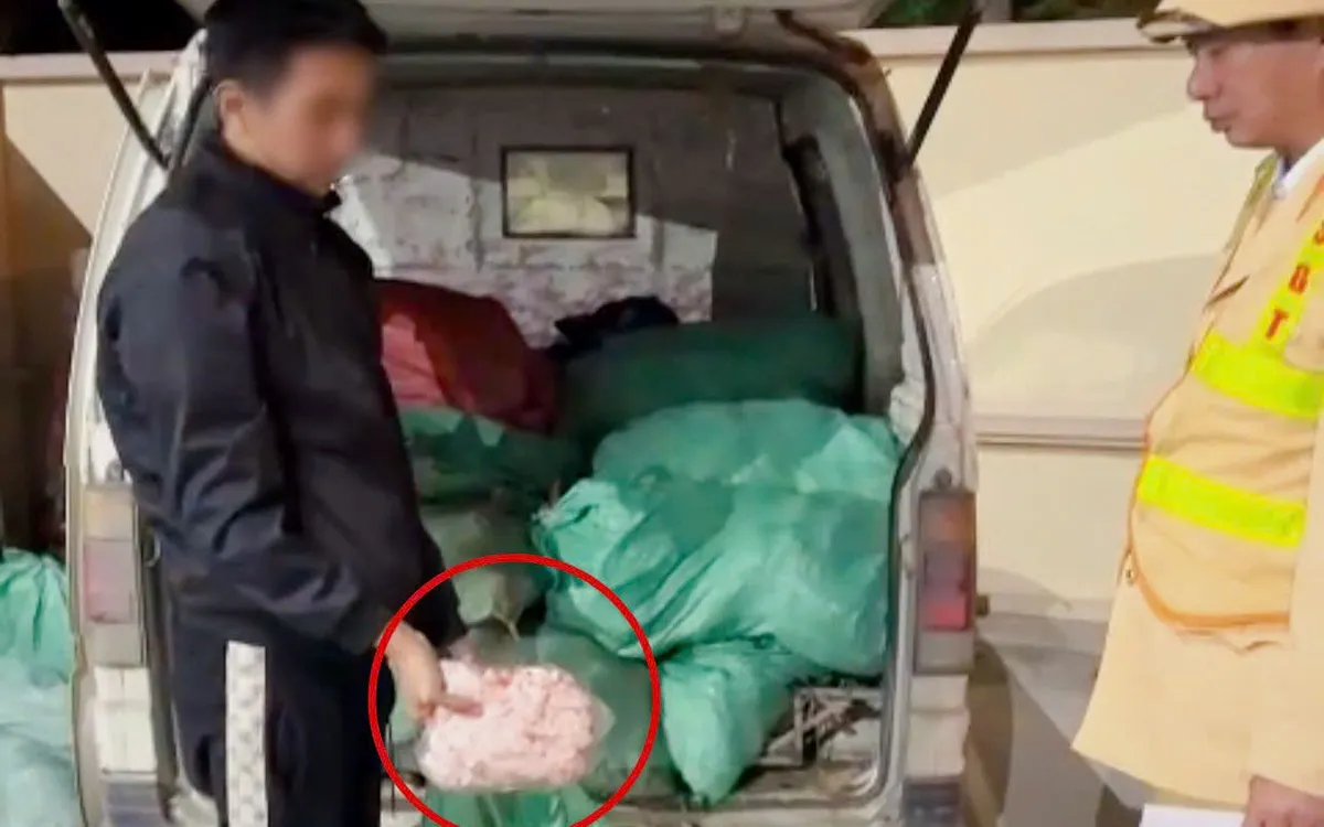 CSGT kiểm tra, phát hiện 831 kg thực phẩm không có giấy tờ nguồn gốc.