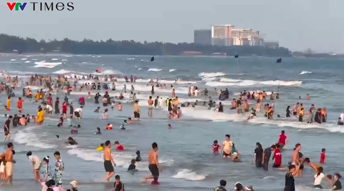 H&agrave;ng ng&agrave;n du kh&aacute;ch đổ về Vũng T&agrave;u, c&aacute;c b&atilde;i tắm qu&aacute; tải dịp Tết dương lịch - Ảnh 1.