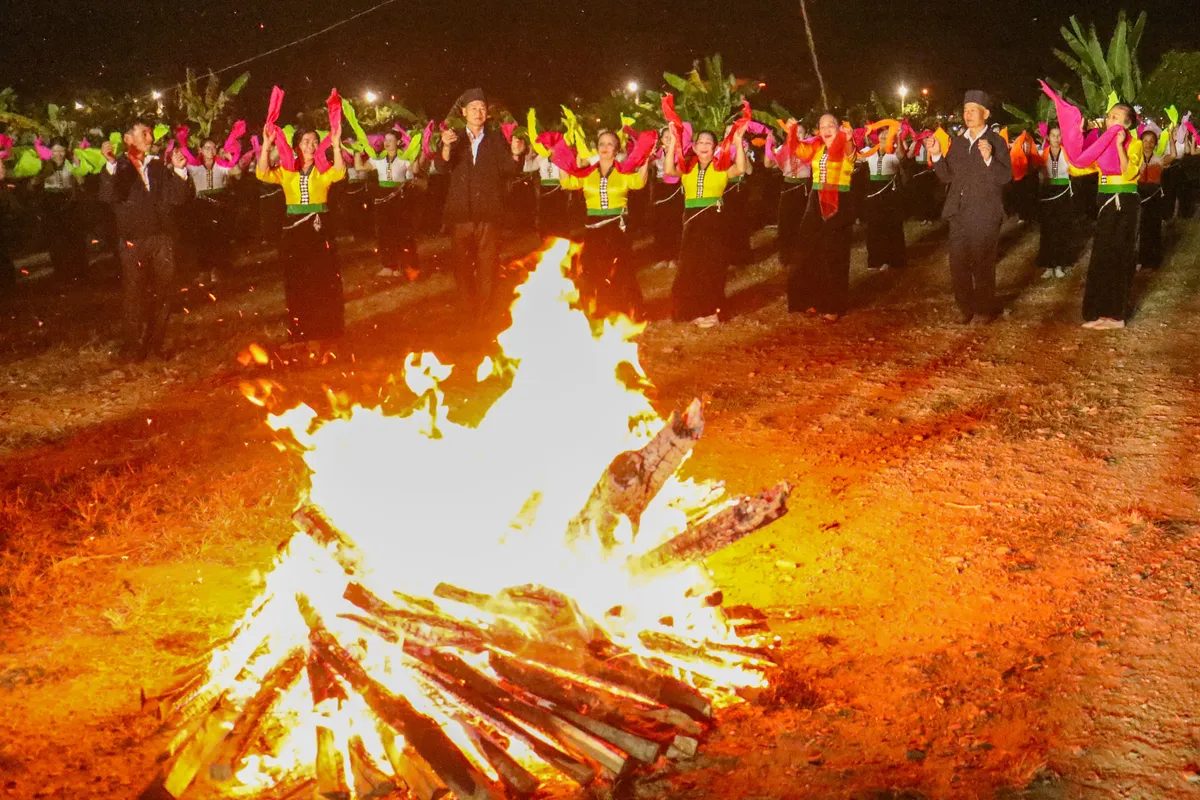 Điện Bi&ecirc;n khai hội Đua thuyền đu&ocirc;i &eacute;n tại Mường Lay - Ảnh 7.