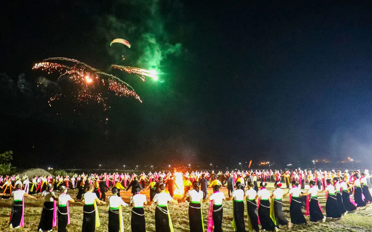 Điện Bi&ecirc;n khai hội Đua thuyền đu&ocirc;i &eacute;n tại Mường Lay - Ảnh 4.