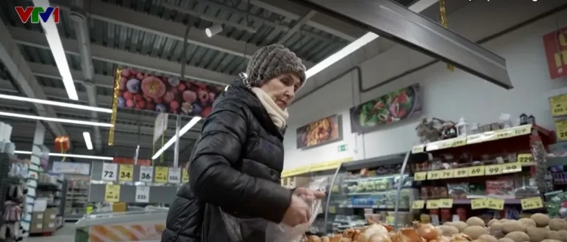  Người Nga hạn chế chi ti&ecirc;u dịp năm mới    - Ảnh 1.