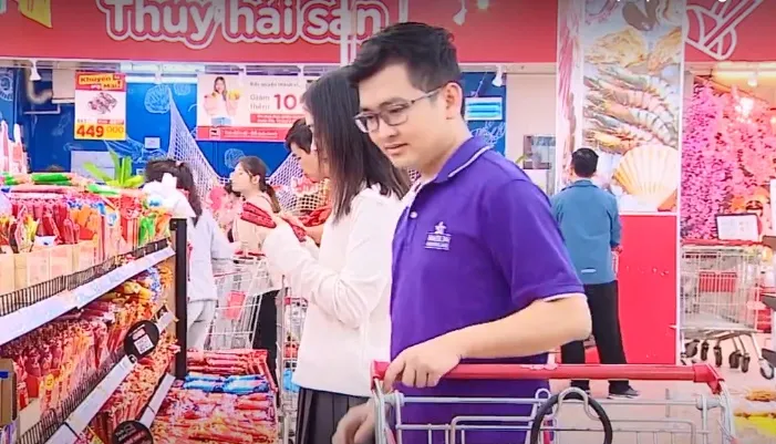 H&agrave;ng Tết v&agrave;o m&ugrave;a, người ti&ecirc;u d&ugrave;ng chủ yếu &ldquo;xem trước, mua sau&rdquo;  - Ảnh 2.