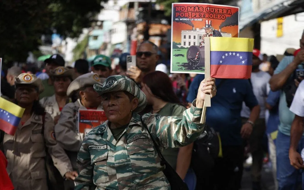 Những người ủng hộ Tổng thống Maduro tham gia cuộc biểu tình chống lại Mỹ, tại khu dân cư lao động Petare, Caracas, Venezuela ngày 13/12/2025 (Ảnh: AFP)