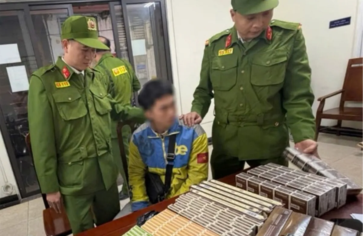 Công an Hà Nội liên tiếp bắt giữ các vụ vận chuyển thuốc lá lậu, mua bán, tàng trữ pháo nổ - Ảnh 1.