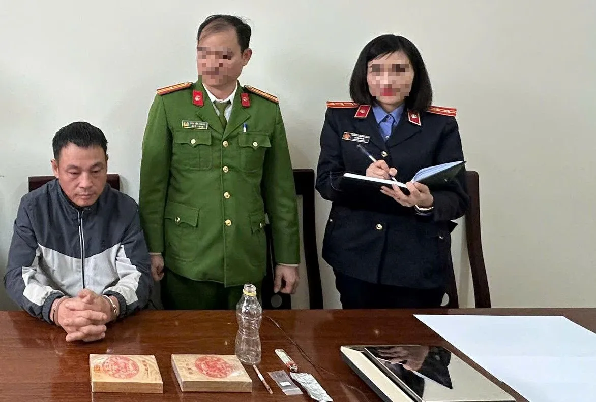 Bắt đối tượng m&oacute;c nối đưa ma t&uacute;y từ nước ngo&agrave;i về, thu giữ 2 b&aacute;nh heroin - Ảnh 1.