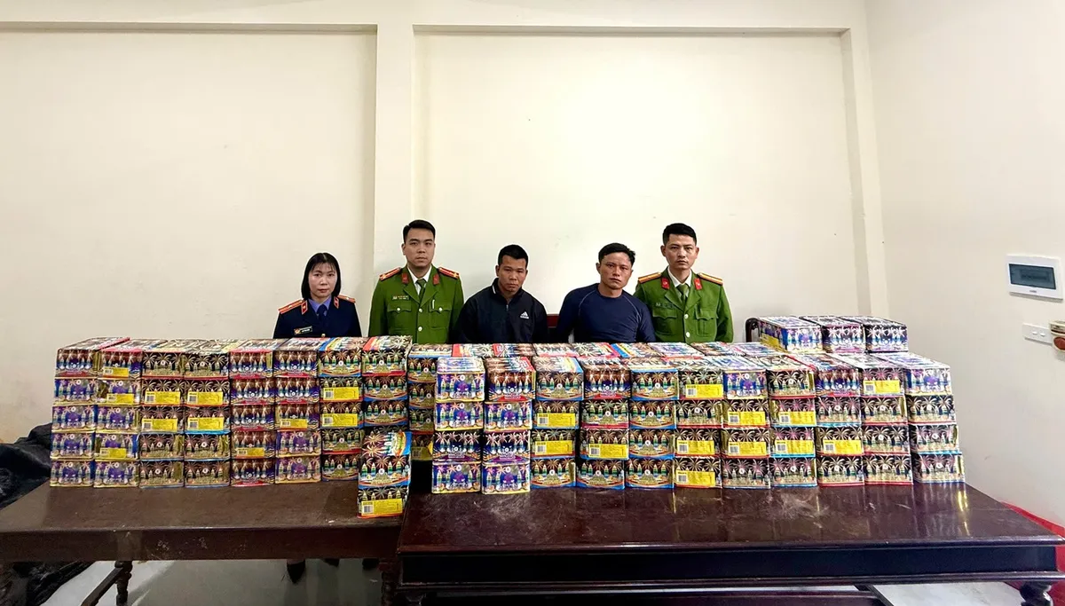 Triệt phá đường dây mua bán trái phép hàng cấm, thu giữ 220kg pháo nổ - Ảnh 1.