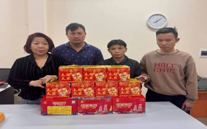 Công an Hà Nội liên tiếp bắt giữ các vụ vận chuyển thuốc lá lậu, mua bán, tàng trữ pháo nổ - Ảnh 2.