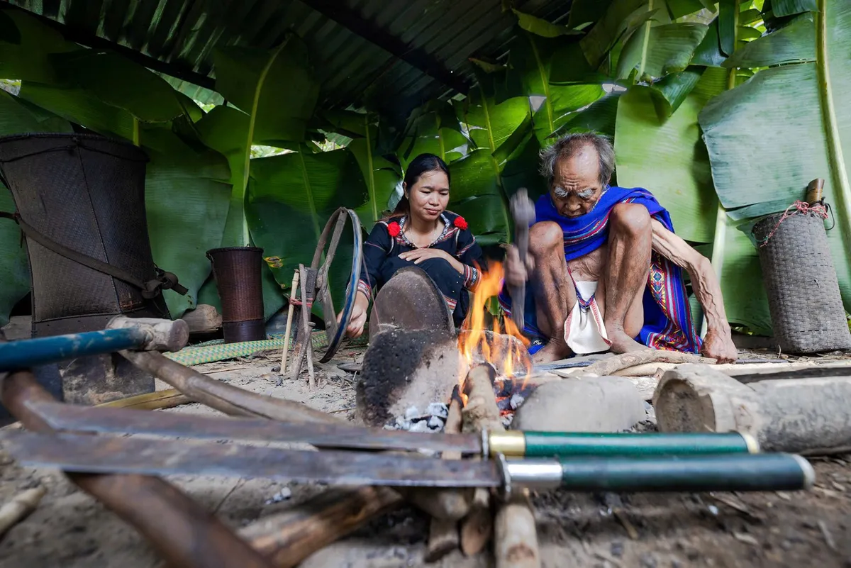 Nghệ nh&acirc;n hơn 100 tuổi v&agrave; h&agrave;nh tr&igrave;nh xuy&ecirc;n thế kỷ giữ lửa văn h&oacute;a người Bahnar- Ảnh 1.